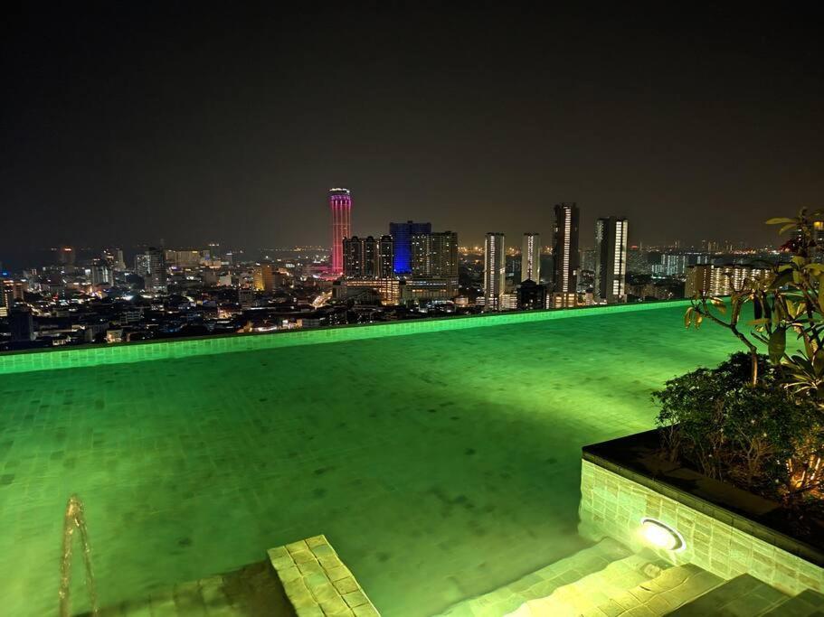 Infinity Pool 2Br Suite 7Pax @Beacon @Georgetown Екстер'єр фото